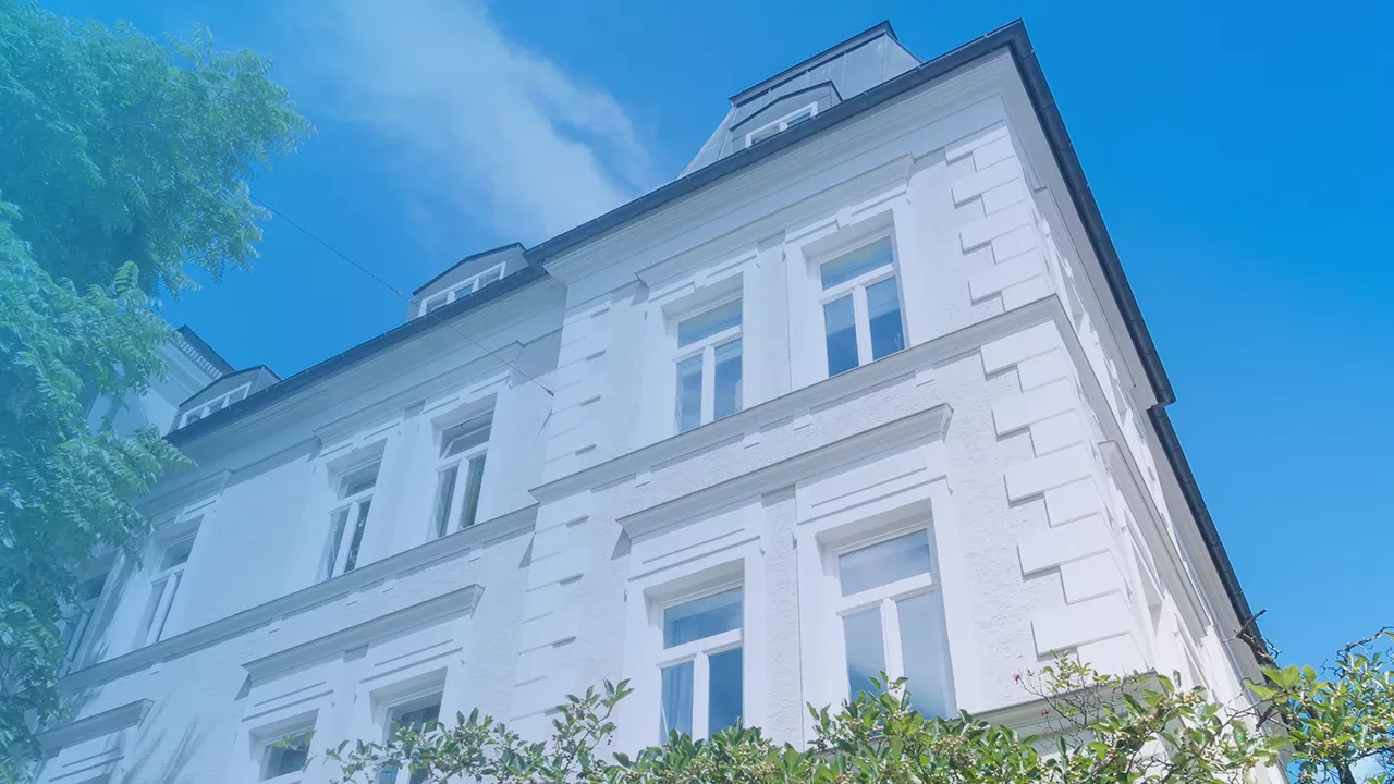 Schützen und verschönern Sie Ihr Gebäude mit unseren ansprechenden und langlebigen Fassadengestaltungen.