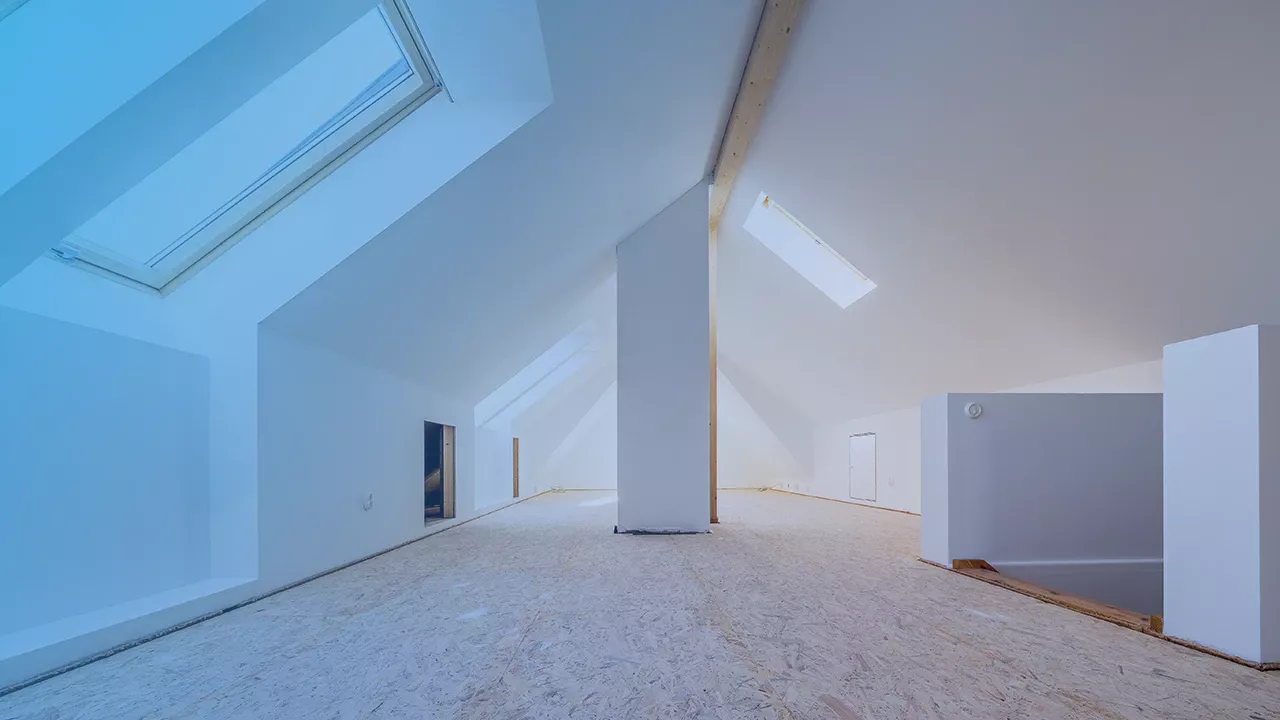 Ein Foto von einem Dachgeschossraum der einen sehr ansprechenden Trockenbau und Innenausbau erhalten hat.